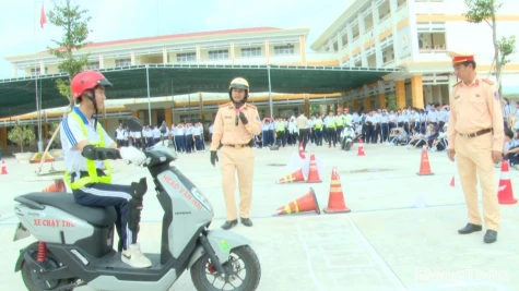 Tuyên truyền an toàn giao thông cho hơn 400 học sinh tại xã Tân Thới