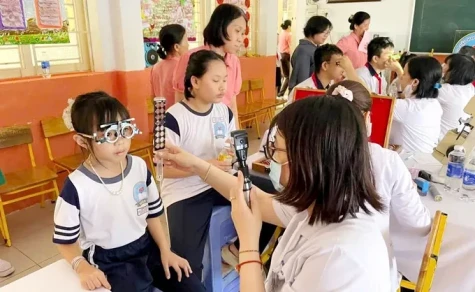 Cận thị ở trẻ tăng nhanh, nguy cơ biến chứng về mắt lâu dài