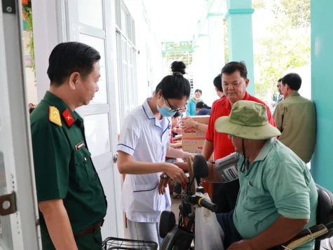 Xã Tháp Mười: Khám bệnh và tặng quà cho người bán vé số