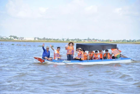 Mùa nước nổi đón khách về vùng biên