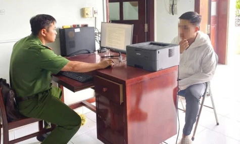 Mời làm việc 2 thanh niên đốt pháo hoa trên làn đường xe máy Quốc lộ 1