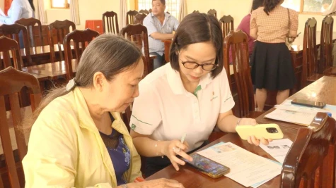 Phường Sa Đéc tuyên truyền, hỗ trợ hộ kinh doanh thanh toán không dùng tiền mặt