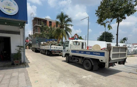 Chở quá tải vào hẻm, 2 xe tải bị phạt 300 triệu, tước phù hiệu 2 tháng