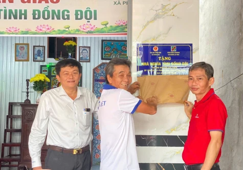 Xã Phong Hòa: Bàn giao nhà “Nghĩa tình đồng đội” cho gia đình thờ cúng Liệt sĩ