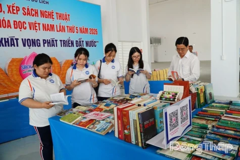 Chụp ảnh với sách