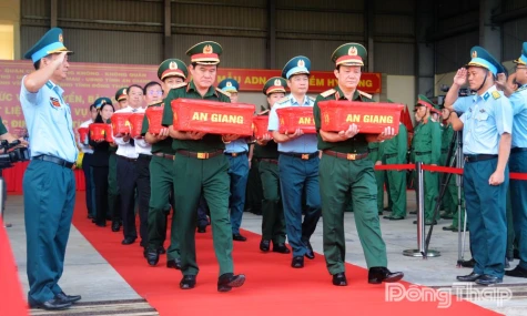 Quân khu 9 bàn giao, vận chuyển 15.401 mẫu hài cốt liệt sĩ ra Hà Nội giám định ADN