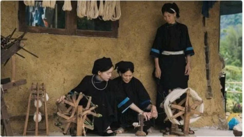 Giữ sắc chàm bản địa trên trang phục truyền thống