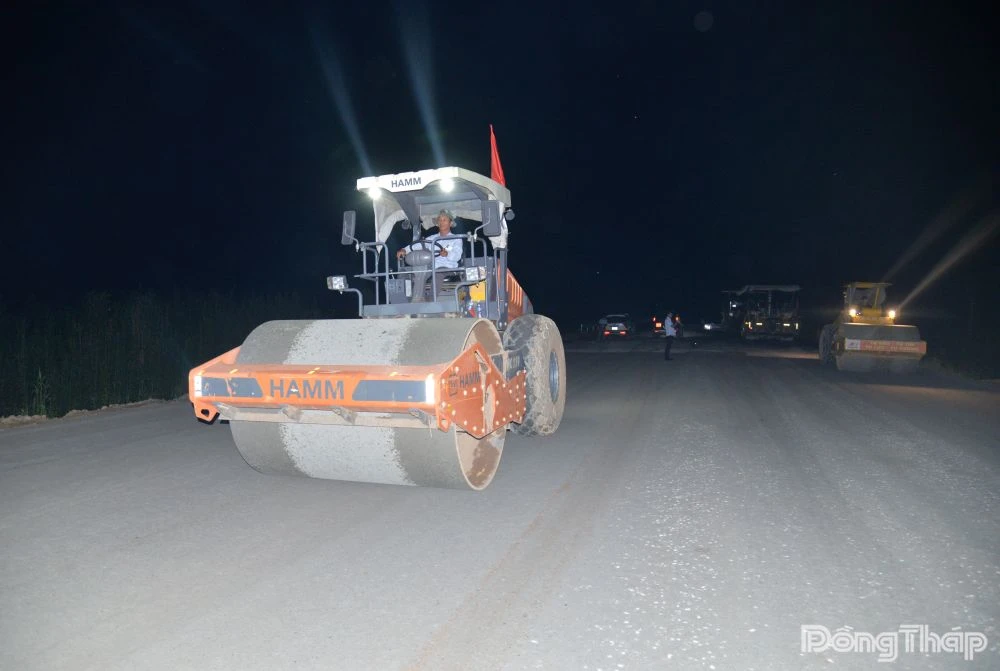 Thi công "xuyên đêm" Dự án thành phần 2 cao tốc Cao Lãnh - An Hữu
