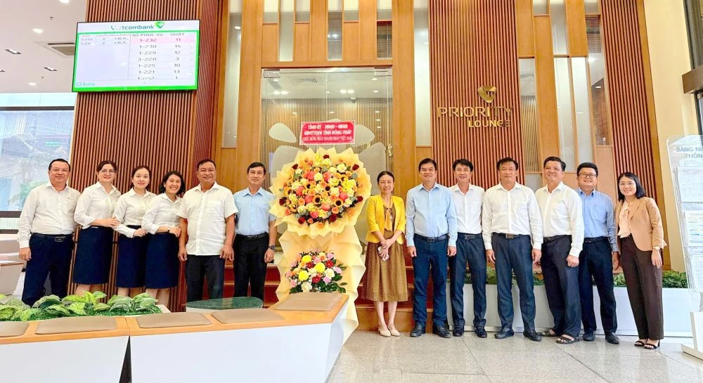 Lãnh đạo tỉnh Đồng Tháp thăm, chúc mừng doanh nghiệp nhân ngày 13-10