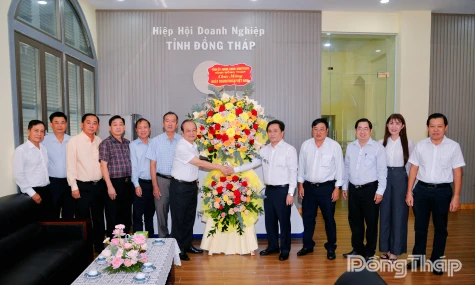 Phó Chủ tịch Thường trực UBND tỉnh Trần Văn Dũng chúc mừng các đơn vị, doanh nghiệp nhân Ngày Doanh nhân Việt Nam