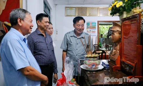 Đồng Tháp: Trao tặng tượng chân dung cho gia đình Anh hùng Lực lượng vũ trang nhân dân Trần Minh Phú