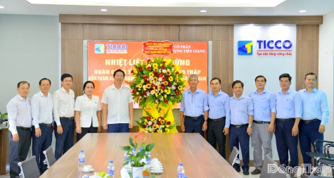 Phó Chủ tịch UBND tỉnh Huỳnh Minh Tuấn thăm, chúc mừng doanh nghiệp nhân Ngày Doanh nhân Việt Nam