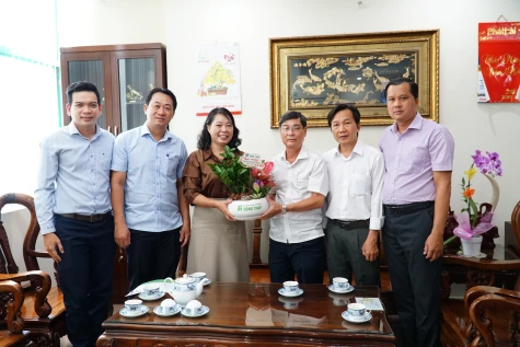 Báo và phát thanh, truyền hình Đồng Tháp thăm, chúc mừng các doanh nghiệp