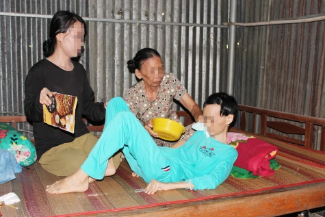 Nỗi lòng của người mẹ 23 năm nuôi con bị bệnh