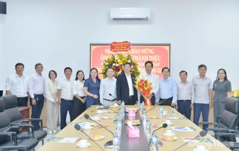 Phó Chủ tịch UBND tỉnh Đồng Tháp Nguyễn Thành Diệu chúc mừng các doanh nghiệp