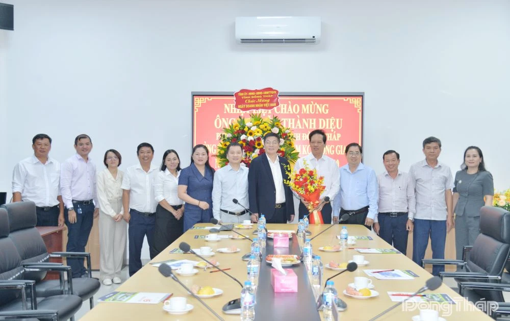 Dong Thap Vice Chairman Nguyen Thanh Dieu Congratulates Enterprises
