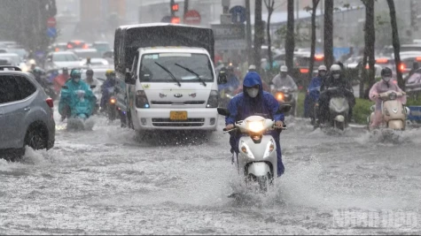 Chiều tối và đêm nay, nhiều khu vực tại miền Trung và Nam Bộ mưa to, đề phòng lốc, sét, mưa đá và gió giật mạnh