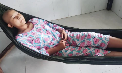 Cha mẹ bán vé số cầu xin cứu giúp con gái 15 tuổi bị ung thư