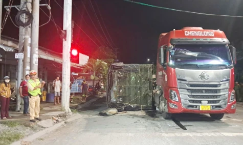 Xe đầu kéo chở quá tải bị lật tại cổng chào Khu công nghiệp Mỹ Tho