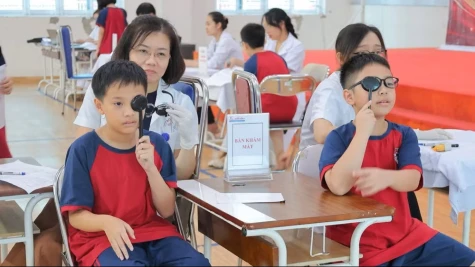Cận thị học đường gia tăng: Phát hiện sớm để kiểm soát hiệu quả