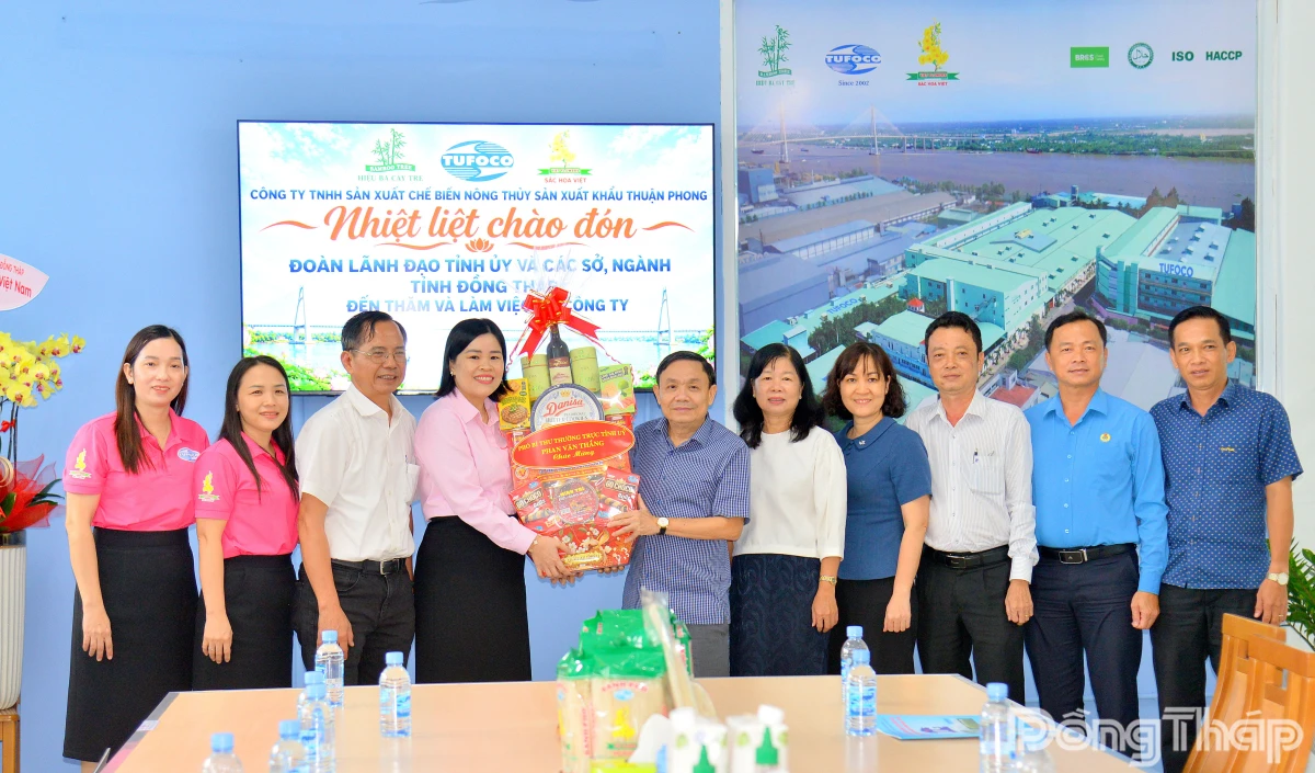 Đồng chí Phan Văn Thắng đến thăm Công ty TNHH Sản xuất Chế biến nông thủy sản xuất khẩu Thuận Phong