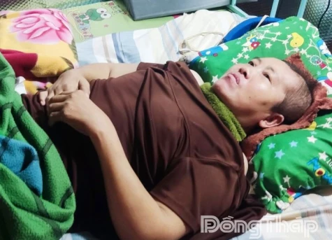 Mẹ, con cùng bị xuất huyết não nằm một chỗ cần giúp đỡ