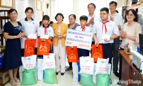 Đồng Tháp: Trao học bổng thường xuyên cho học sinh, sinh viên có hoàn cảnh khó khăn