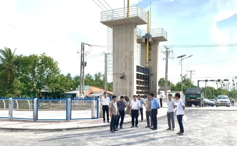 Khảo sát tiến độ thi công các gói thầu thuộc Dự án nâng cấp tuyến đê bao, kè chống sạt lở sông Tiền