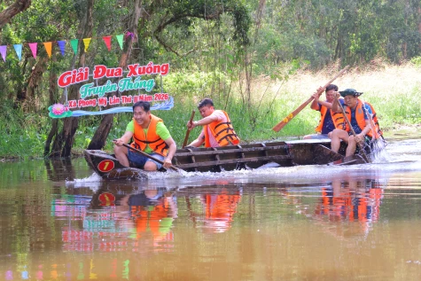 Xã Phong Mỹ: Sôi nổi Giải đua xuồng truyền thống lần thứ II