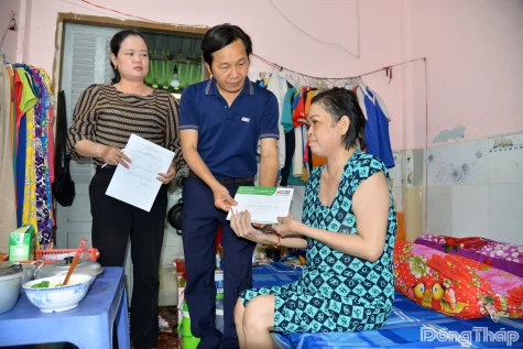 Trao hơn 75 triệu đồng của bạn đọc Báo Đồng Tháp hỗ trợ đến 3 hoàn cảnh khó khăn