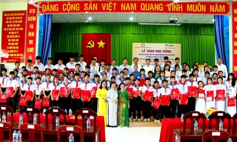 Đồng Tháp trao 75 suất học bổng cho học sinh khó khăn
