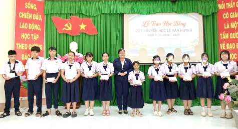 Trao học bổng “Tiếp sức đến trường” cho học sinh, sinh viên có hoàn cảnh khó khăn