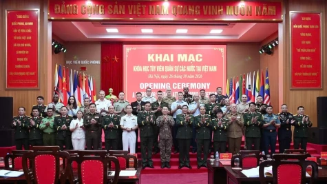 Khai mạc khóa học tùy viên quân sự các nước tại Việt Nam