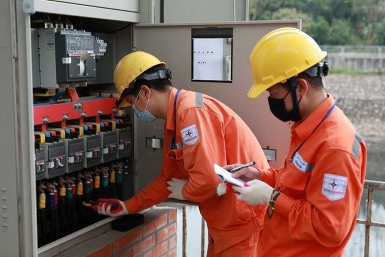 Khẩn trương xem xét phương án giảm thuế tiêu thụ đặc biệt với xăng về 0% và giảm giá điện