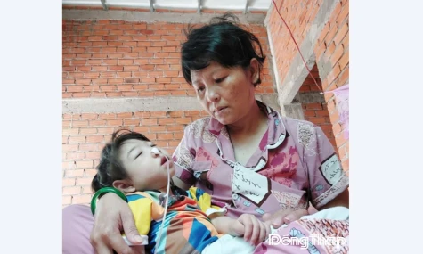Người mẹ bệnh ung thư nuôi con mắc bệnh hiểm nghèo
