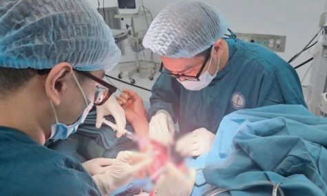 Kịp thời cứu cánh tay người đàn ông bị kính cắt đứt động mạch