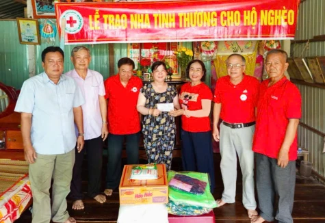 Xã Tân Long: Trao tặng 2 căn nhà tình thương cho hộ nghèo