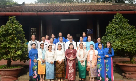Đoàn đại biểu phụ nữ tỉnh Prey Veng viếng nhà thờ Mẹ Việt Nam anh hùng Nguyễn Thị Thập