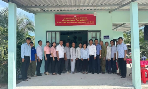 Xã Mỹ Tịnh An bàn giao 2 căn nhà Đại đoàn kết