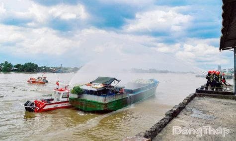 Phường Mỹ Tho: Diễn tập ứng phó sự cố tràn dầu, cháy nổ và tìm kiếm cứu nạn trên sông