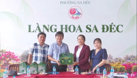Phường Sa Đéc và phường Mỹ Phong trao đổi, chia sẻ kinh nghiệm sản xuất hoa, kiểng