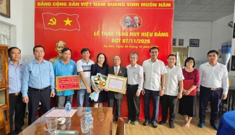 Đồng chí Đinh Văn Dũng trao huy hiệu Đảng cho 3 đảng viên lão thành phường Sa Đéc