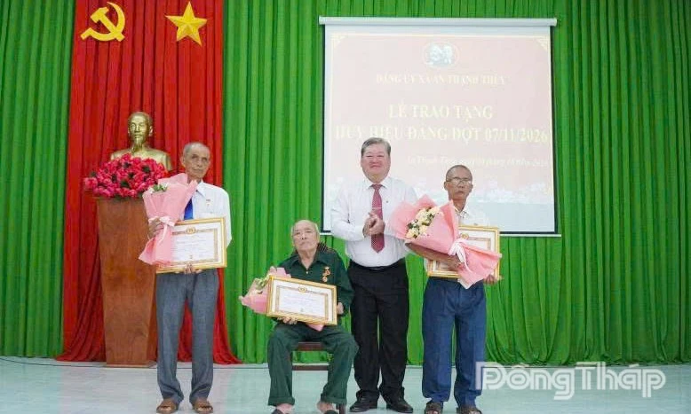 Đồng Tháp trao tặng, truy tặng 1.020 Huy hiệu Đảng dịp 7-11