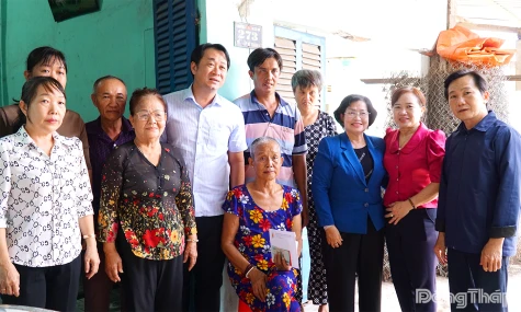 Công ty TNHH MTV Xổ số kiến thiết Tiền Giang trao 30 triệu đồng hỗ trợ gia đình cô Nguyễn Thị Thoa